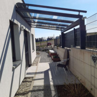 Überdachte Terrasse bis zum Zaun von W&Z OG